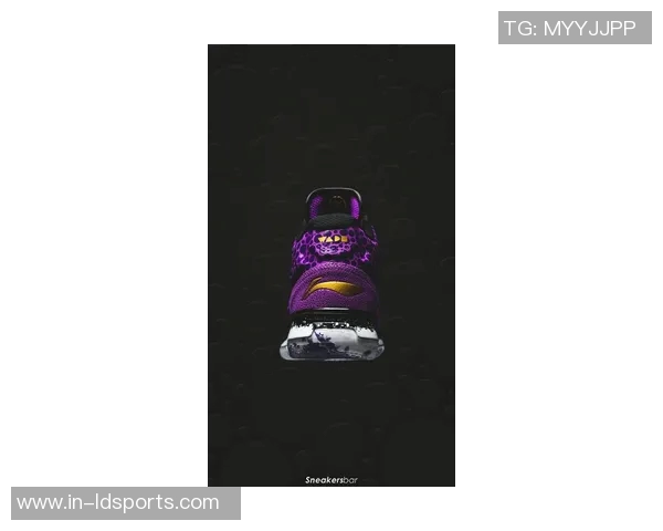 库里致敬韦德经典鞋款感谢12年前的支持与喜爱